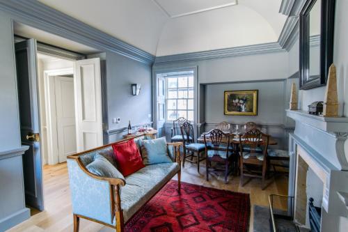 愛丁堡的住宿－羔羊之家度假屋，客厅配有沙发和桌子