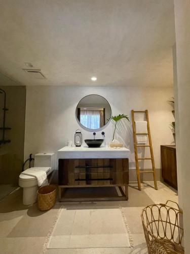 ein Badezimmer mit Waschbecken und Spiegel in der Unterkunft Isla Amara Resort in El Nido