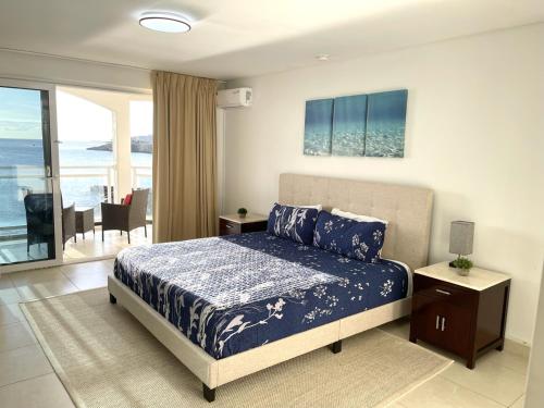 マホ・ベイにあるLuxe Tropical Getaway in Spacious Maho Beach Condoのベッドルーム1室(ベッド1台付)が備わります。