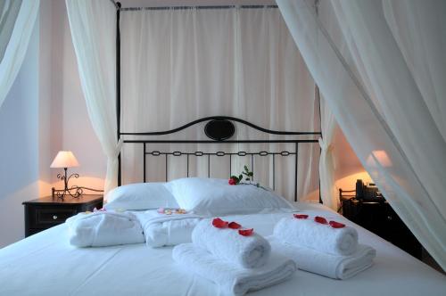 - une chambre avec un lit et 3 serviettes dans l'établissement Anatoli, à Agía Pelagía