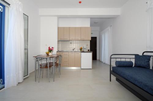 Il comprend une cuisine et un salon avec un lit et une table. dans l'établissement Anatoli, à Agía Pelagía