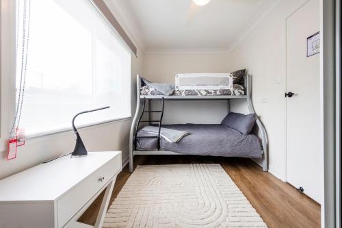 Cette petite chambre comprend des lits superposés et une fenêtre. dans l'établissement Ray Bon, à Iluka
