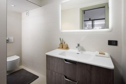 een badkamer met een wastafel, een spiegel en een toilet bij Erna in Labin - Istrien in Labin
