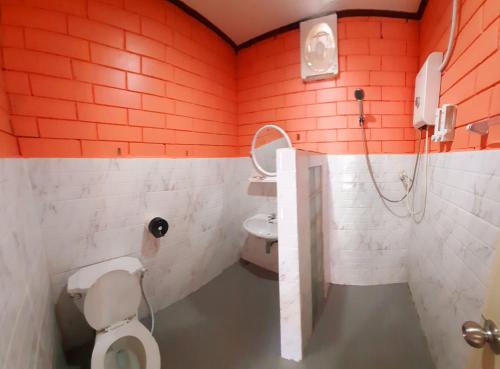 een badkamer met een toilet en een douche bij คิวทอง บังกะโล (Q-Thong bungalow) in Ko Larn