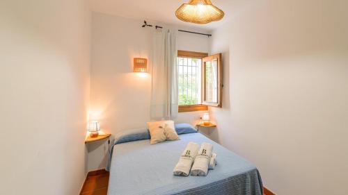 - une chambre avec un lit avec deux paires de chaussures dans l'établissement Casita Mónica Órgiva by Ruralidays, à Órgiva