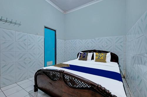 sypialnia z łóżkiem w pokoju w obiekcie SPOT ON 91915 Homestay Superman w mieście Yogyakarta