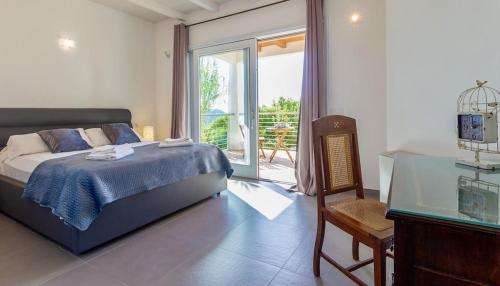 Postel nebo postele na pokoji v ubytování Villa Emmeline fronte mare 5 camere 6 bagni infinity pool WiFi per 12 persone