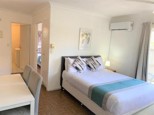 Postel nebo postele na pokoji v ubytování Broadwater Keys Holiday Apartments