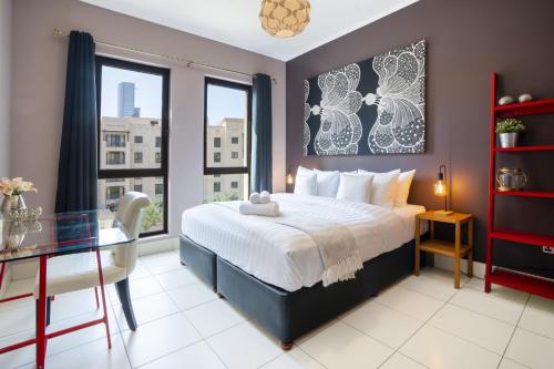 una camera con letto, scrivania e finestre di Zaafaran Tower 2 - 2BR Apartment - Allsopp&Allsopp a Dubai