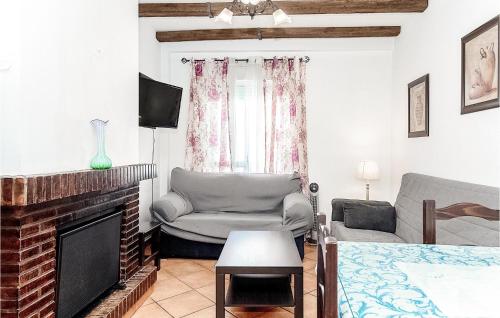 - un salon avec une cheminée et un canapé dans l'établissement Nice Apartment In Grazalema With Kitchen, à Grazalema