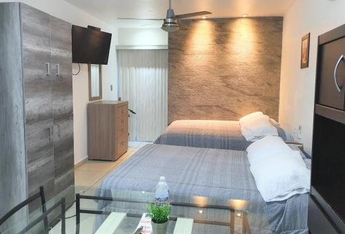 a bedroom with a bed and a glass table at Habitaciones amuebladas Veracruz Logos in Veracruz