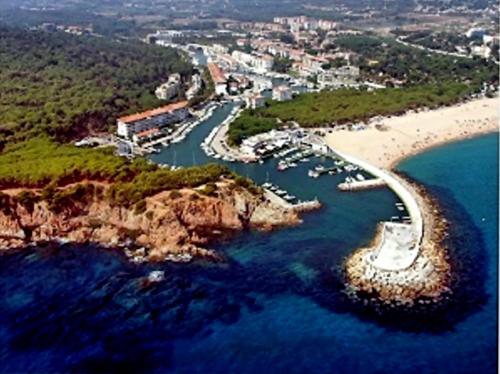 una vista aérea de la playa y del océano en A&A Brothers Port d'Aro, en Platja d'Aro