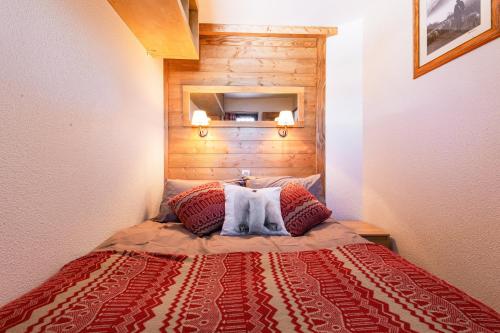 Schlafzimmer mit einem Bett mit einem Kopfteil aus Holz in der Unterkunft Stylish modern apartment for 4 by Avoriaz Chalets in Avoriaz