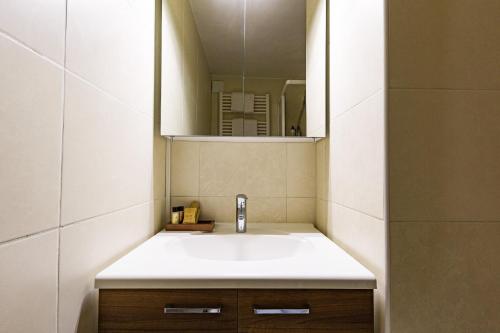 アヴォリアーズにあるCentral modern Duplex for 6 by Avoriaz Chaletsのバスルーム(洗面台、鏡付)