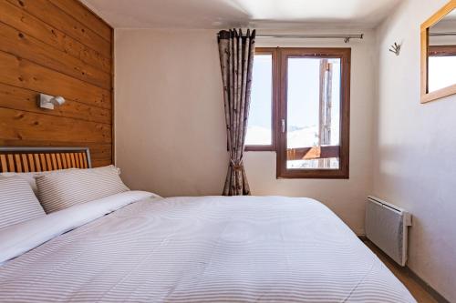 Letto o letti in una camera di Chalet Chamois - central modern Duplex for 6 by Avoriaz Chalets
