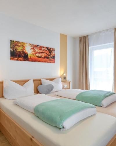two beds sitting next to each other in a bedroom at Pension Freiheit in Pfronten