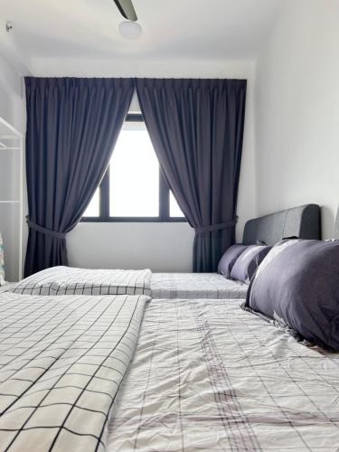 - une chambre avec 2 lits et une fenêtre avec des rideaux bleus dans l'établissement New Cozy Mvista Homestay at Bayan Lepas Factory Area, à Bayan Lepas