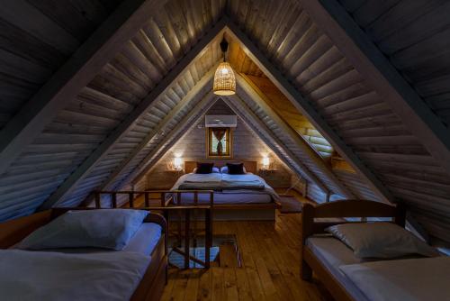 Cette chambre mansardée comprend 2 lits. dans l'établissement Fruškogorski apartmani, à Čerević