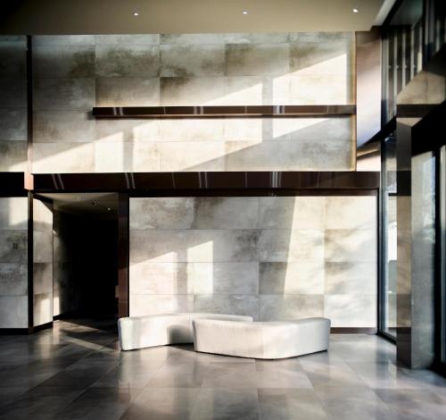 a lobby with a white couch in front of a wall at CP Hotel in Dayuan