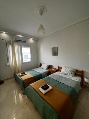 1 Schlafzimmer mit 2 Betten und einem TV in der Unterkunft Istos Apartment in Thessaloniki