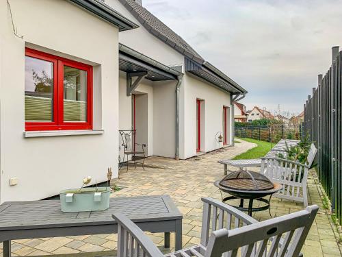 a patio with benches and a table and a building at Ferienwohnungen und Ferienhäuser Gohr in Stralsund