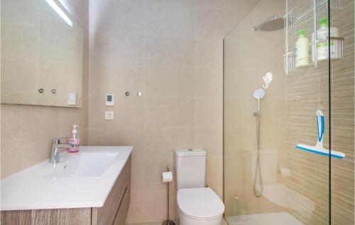 een badkamer met een toilet, een wastafel en een douche bij Gorgeous Home In Pilar De La Horadada With Kitchen in Pilar de la Horadada