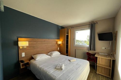 een hotelkamer met een groot bed en een raam bij The Originals Access, Hôtel les Iris, Berck-sur-Mer in Berck-sur-Mer