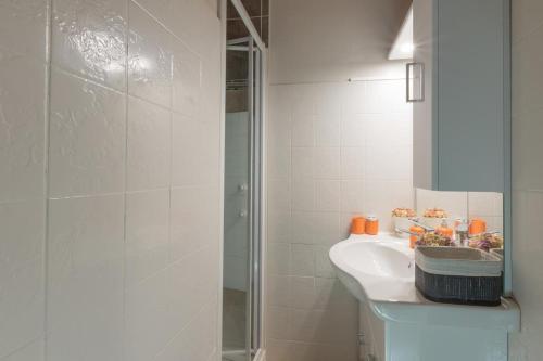 een badkamer met een wastafel en een glazen douche bij Vacances à la montagne in Saint-Julien-en-Champsaur