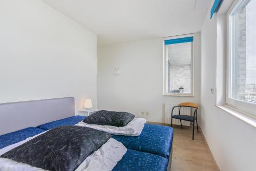 ブレスケンスにあるHello Zeeland - Appartement Port Scaldis 03-071のベッドルーム1室(ベッド2台、窓付)