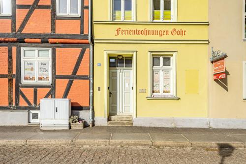 a yellow building on the side of a street at Ferienwohnungen und Ferienhäuser Gohr in Stralsund