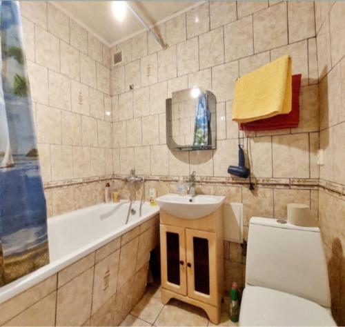 uma casa de banho com um lavatório, uma banheira e um WC. em пр. Александра Поля 100, центральная часть города em Dnipro