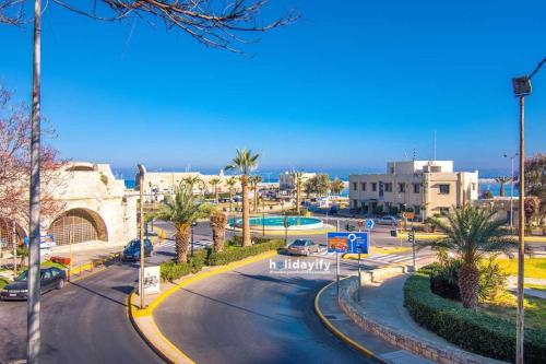 イラクリオン・タウンにあるDamona Luxury Homeのヤシの木や建物のある街路