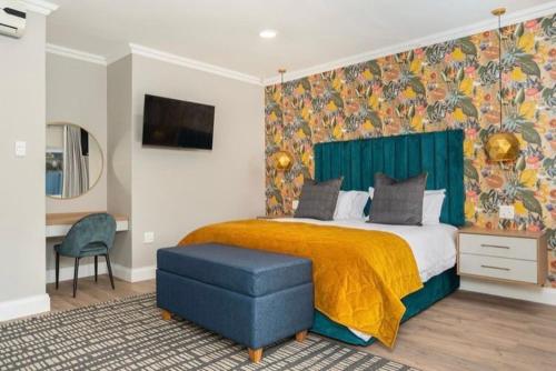 ein Schlafzimmer mit einem großen Bett mit einer farbenfrohen Wand in der Unterkunft Carthews Luxury BnB in Queenstown