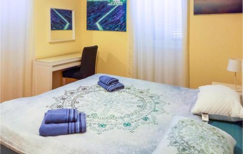 Zimmer mit einem Bett, einem Tisch und einem Schreibtisch in der Unterkunft Beautiful Apartment In Palit With 1 Bedrooms And Wifi in Palit