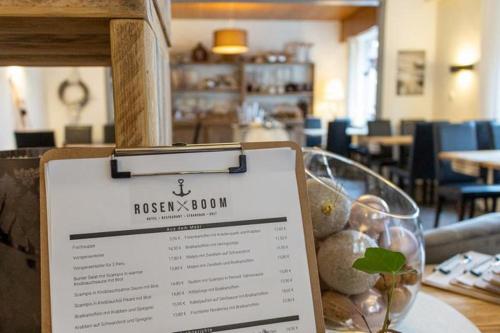 menu na stole w restauracji w obiekcie Gasthaus Hotel Rosenboom w mieście Nottuln