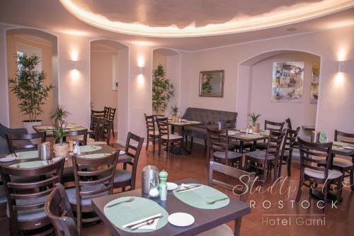 a restaurant with tables and chairs in a room at Stadtperle Rostock in Rostock
