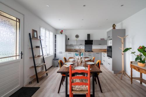 une cuisine et une salle à manger avec une table et des chaises dans l'établissement Jolie maison pour 6 personnes au Guilvinec, au Guilvinec