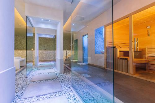 モノーポリにあるPorto Giardino - CDSHotelsのバスルーム(洗面台の横にウォークインシャワー付)