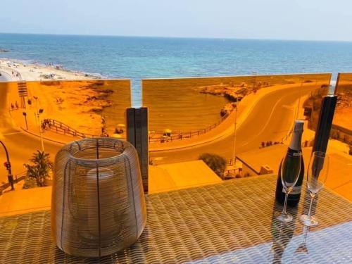 widok na plażę z 2 butelkami wina w obiekcie Silvia luxury apartment w mieście Torrevieja