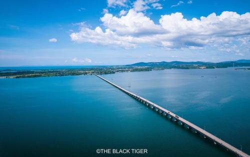 uma longa ponte sobre uma grande massa de água em Thyda koh kong em Koh Kong