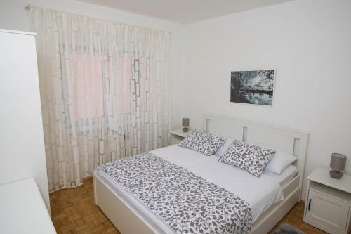 Postel nebo postele na pokoji v ubytování Apartmani ORION - Sunce