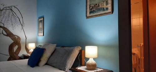 a living room with a couch and two lamps at Cà D' Rot - Casa Ratti in Vinchio