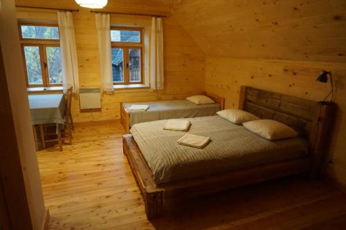 sypialnia z 2 łóżkami i wanną w kabinie w obiekcie Organistówka w Rabce