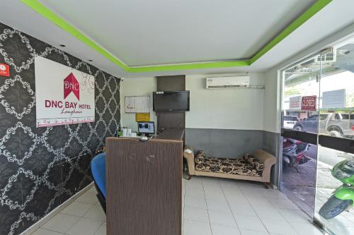 a room with a desk and a counter in a restaurant at OYO 90324 Muar Station Hotel in Kuah