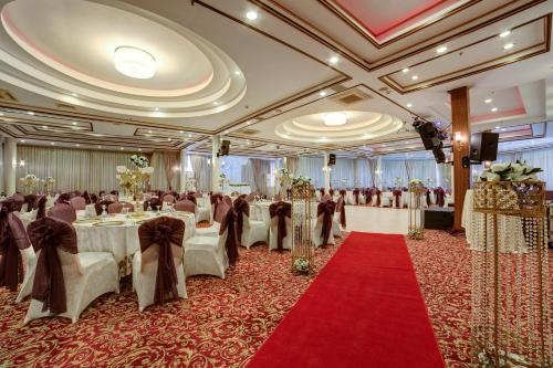 Yücesoy Liva Hotel Spa & Convention Center Mersinにあるレストランまたは飲食店