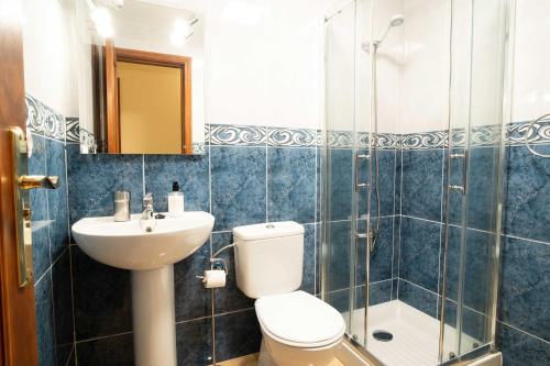 y baño con aseo, lavabo y ducha. en Miramar 3 en San Sebastián de la Gomera