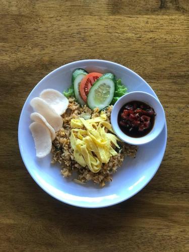 ペニダ島にあるKesari Glory Nusa Penida by GenuineHostの一皿一皿