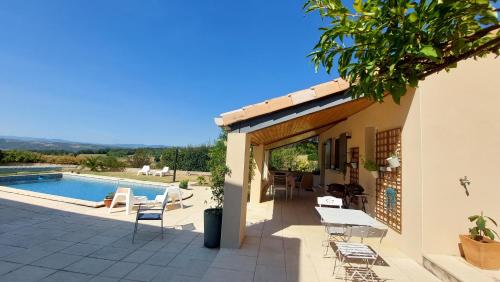 Cette villa dispose d'une piscine et d'une terrasse. dans l'établissement Le Prieuré, à La Motte-de-Galaure
