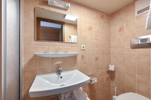 a bathroom with a sink and a toilet at Pension Freiheit in Pfronten