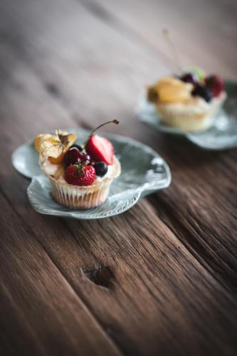 two muffins on a plate on a wooden table at Luxuslodge - Zeit zum Leben in Annaberg im Lammertal